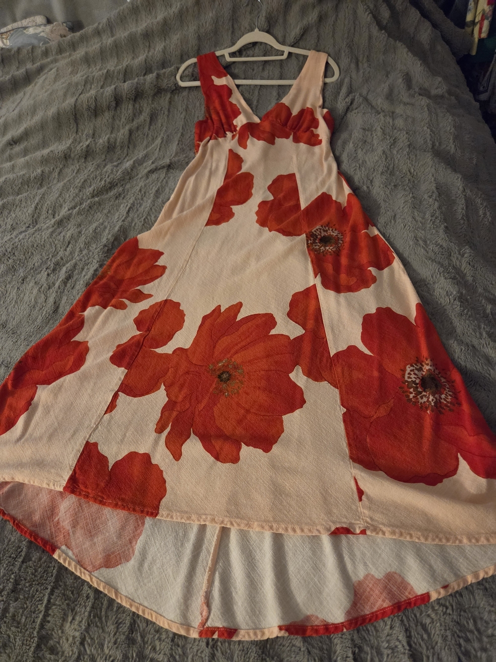Sleeveless Pink Maxi Dress with Bold Red Floral Print